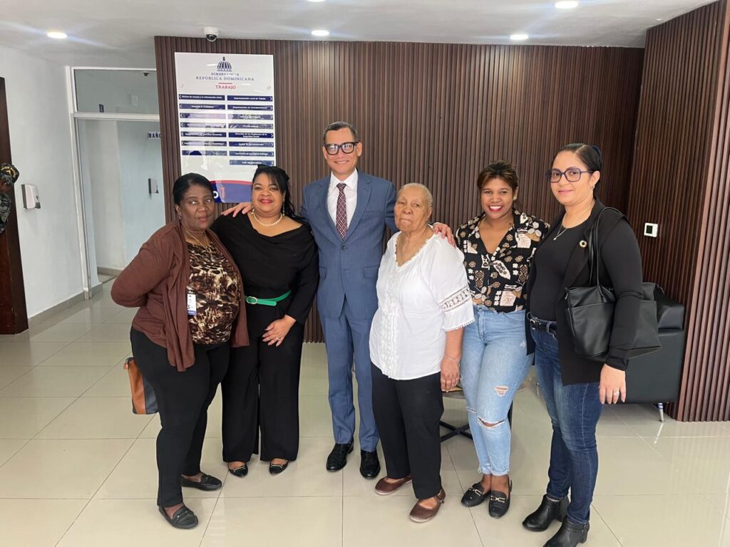 Foto tomada en el Ministerio de Trabajo el 8 de abril de 2025. De izquierda a derecha: Ruth D铆az, presidenta de FUNAMUTRA; Mar铆a Cornelia Valdez, secretaria general de UNFETRAH-FENAMUTRA; Eddy Olivares, Ministro de Trabajo; Victoria Garc铆a, presidenta de la Asociaci贸n Trabajadoras del Hogar ATH-CNUS; Marubeny P茅rez, secretaria general de SINTRADOMES-CASC y Elena P茅rez, secretaria general de la Asociaci贸n Trabajadoras del Hogar.
